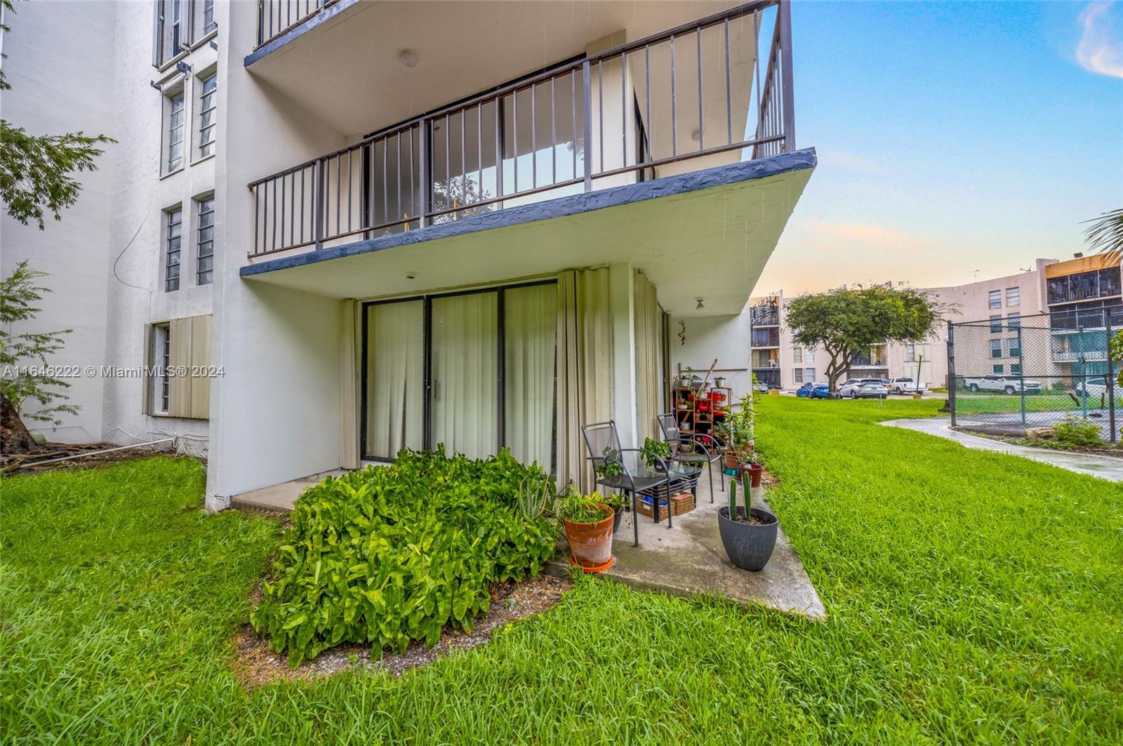 View Miami, FL 33172 condo