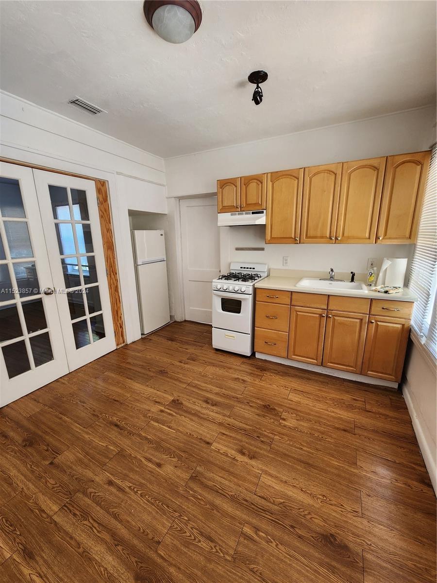 2 bedrooms, 1 bathroom second floor unit in a Key West style building. Very bright unit with lots of windows. Coin Laundry room in the building. Excelent location just by downtown West Palm Beach. 1 block from the intracoastal, walk to downtown Clematis. 1 mile from The Square, 0.6 mi to the Brightline station. Pets allowed with a non-refundable deposit fee. Gas included in rent, monthly water fee $100. Rapid approval. Off street parking