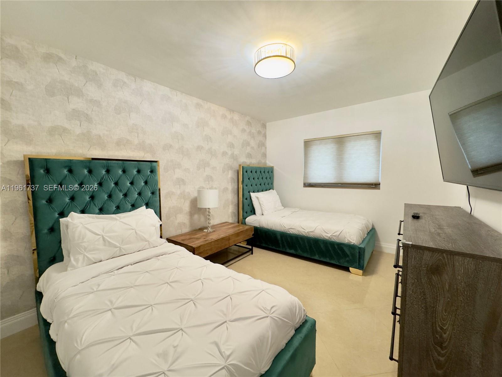 HOLLYWOOD LAKES SECTION - Residential