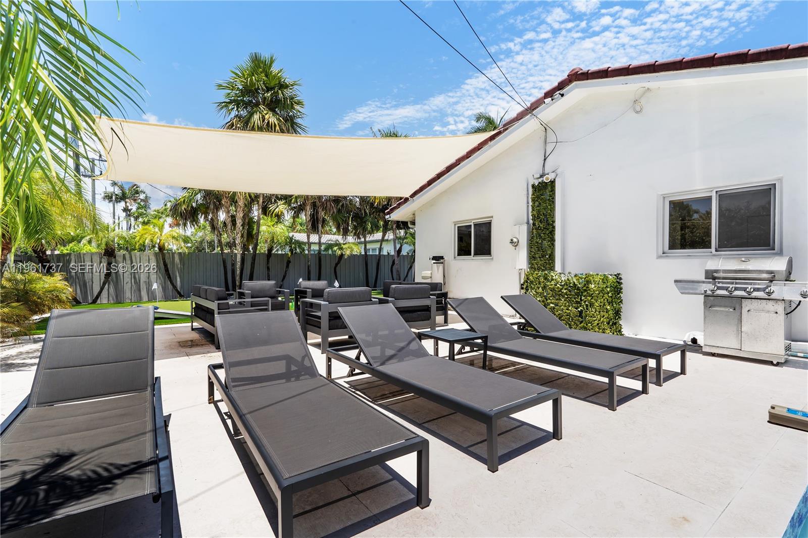 HOLLYWOOD LAKES SECTION - Residential