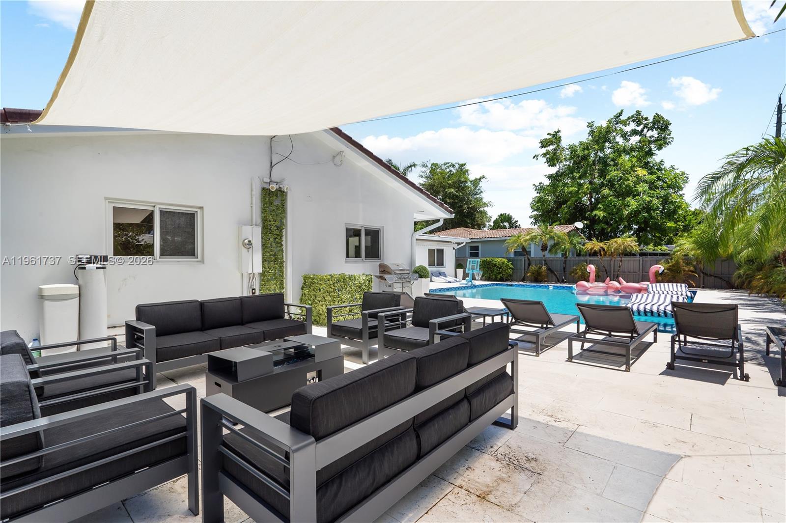 HOLLYWOOD LAKES SECTION - Residential