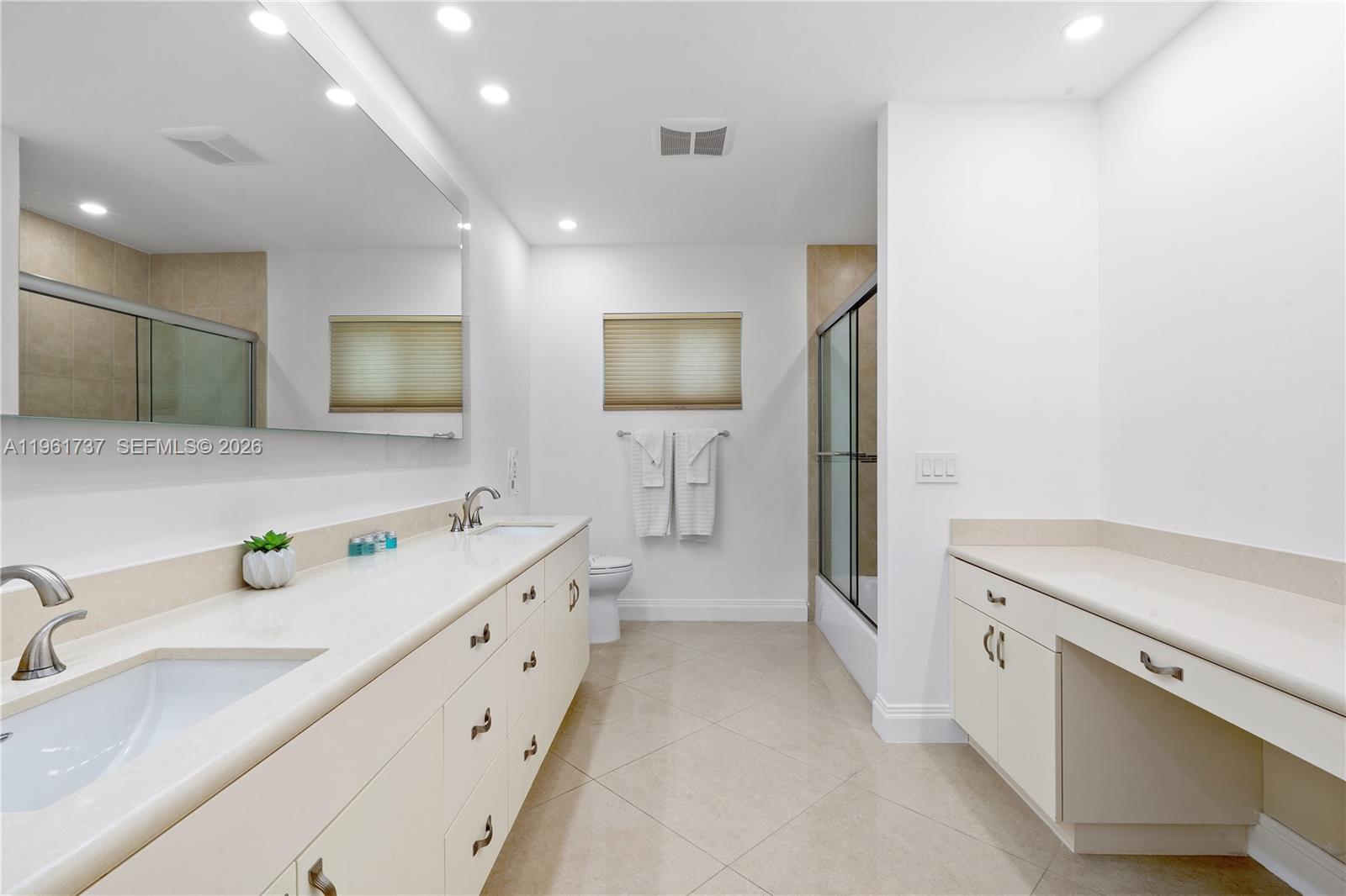 HOLLYWOOD LAKES SECTION - Residential