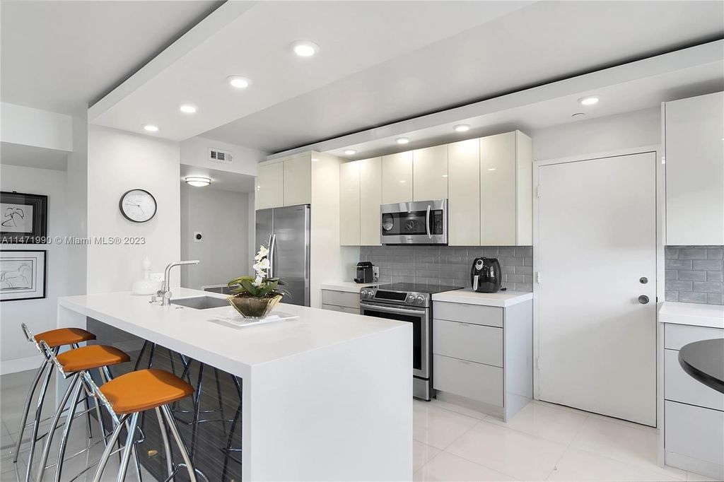 Photo of 4200 Hillcrest Dr #411, Hollywood, FL 33021 (MLS # A11471990)