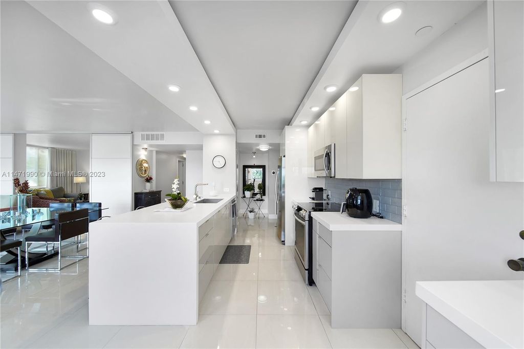 Photo of 4200 Hillcrest Dr #411, Hollywood, FL 33021 (MLS # A11471990)