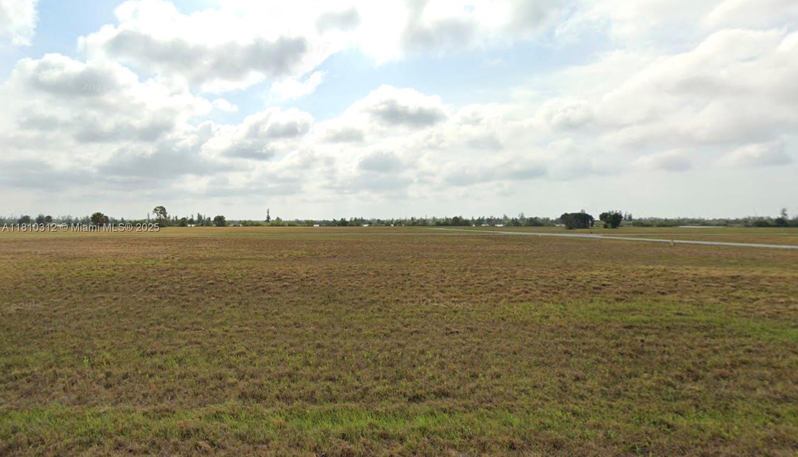 Build your DREAM HOME on this beautiful lot located in the EXCLUSIVE community ROTONDA MEADOWS, this is a PARADISE in Florida, close to the amazIng BEACHES, GOLF COURSES, MARINES and much more...Dont lose this opportunity!!!