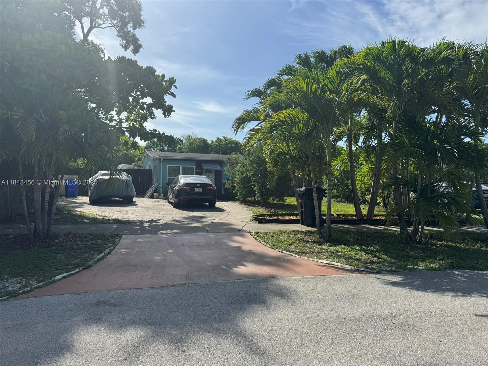 Nice size Studio apartment with private entrance. Make this studio your home and enjoy a lush back private yard with trees throughout the backyard. Electric and water included.
Background check Required