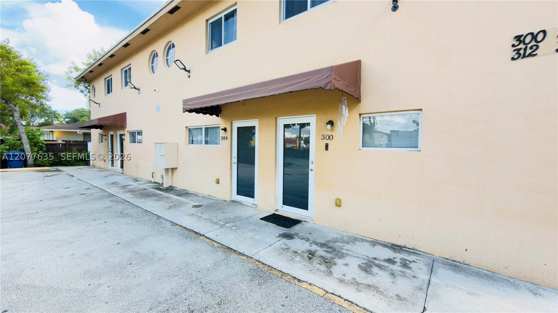 318 NE 166th St 318