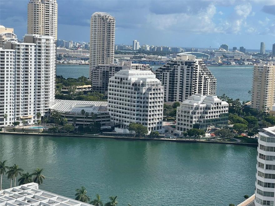Beautiful 1 bedroom, 1 bathroom apartment in The Plaza on Brickell. Ceramic floors, Italian cabinetery, stainless steel appliances. Water view. Conveniently located in the heart of Brickell, close to restaurants, bars and shopping centers. Must see!
