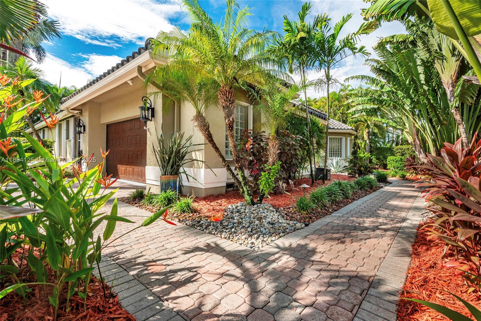 HOLLYWOOD LAKES COUNTRY C - Residential