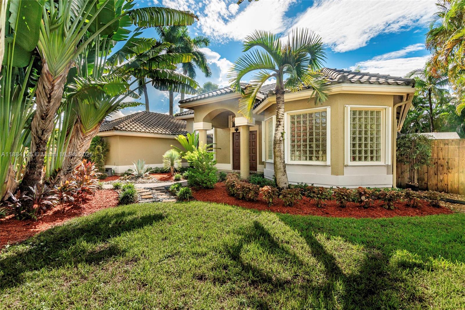 HOLLYWOOD LAKES COUNTRY C - Residential