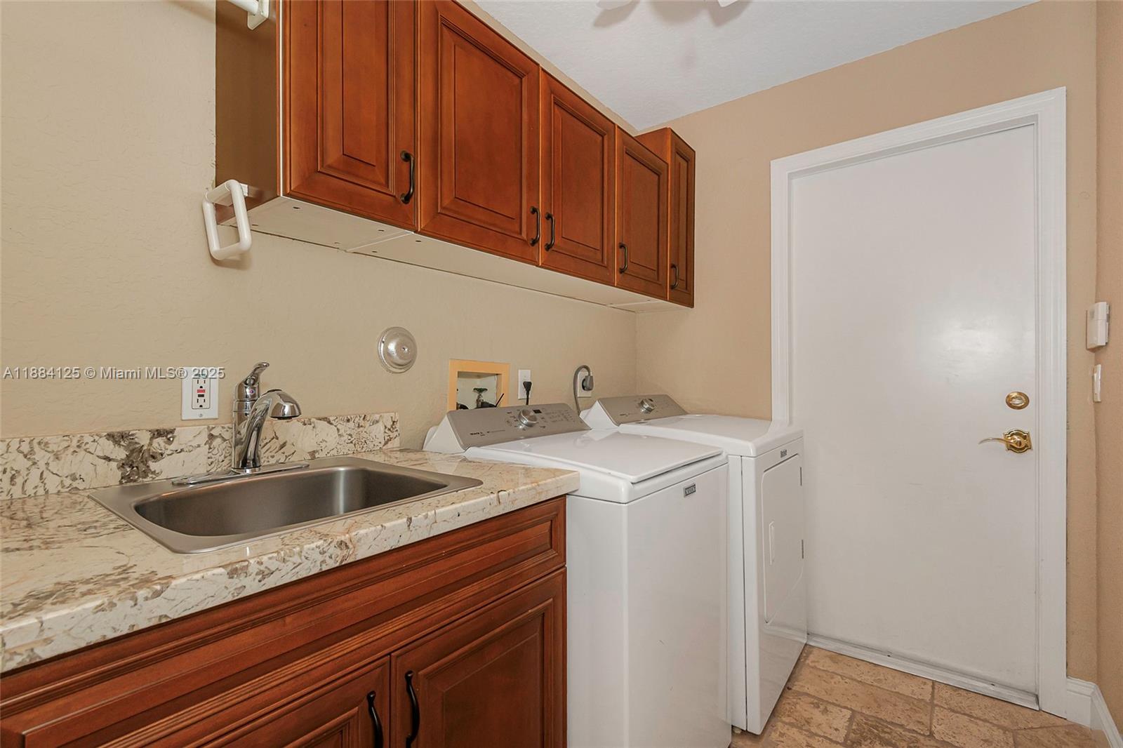 HOLLYWOOD LAKES COUNTRY C - Residential
