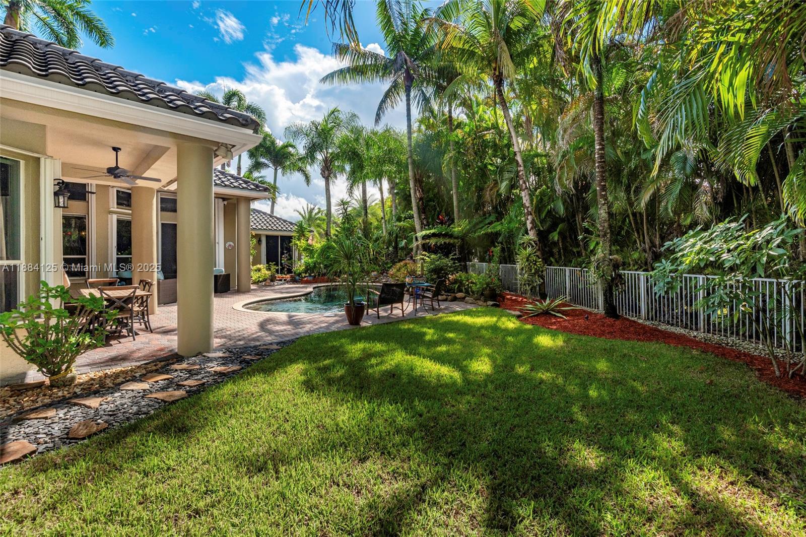 HOLLYWOOD LAKES COUNTRY C - Residential