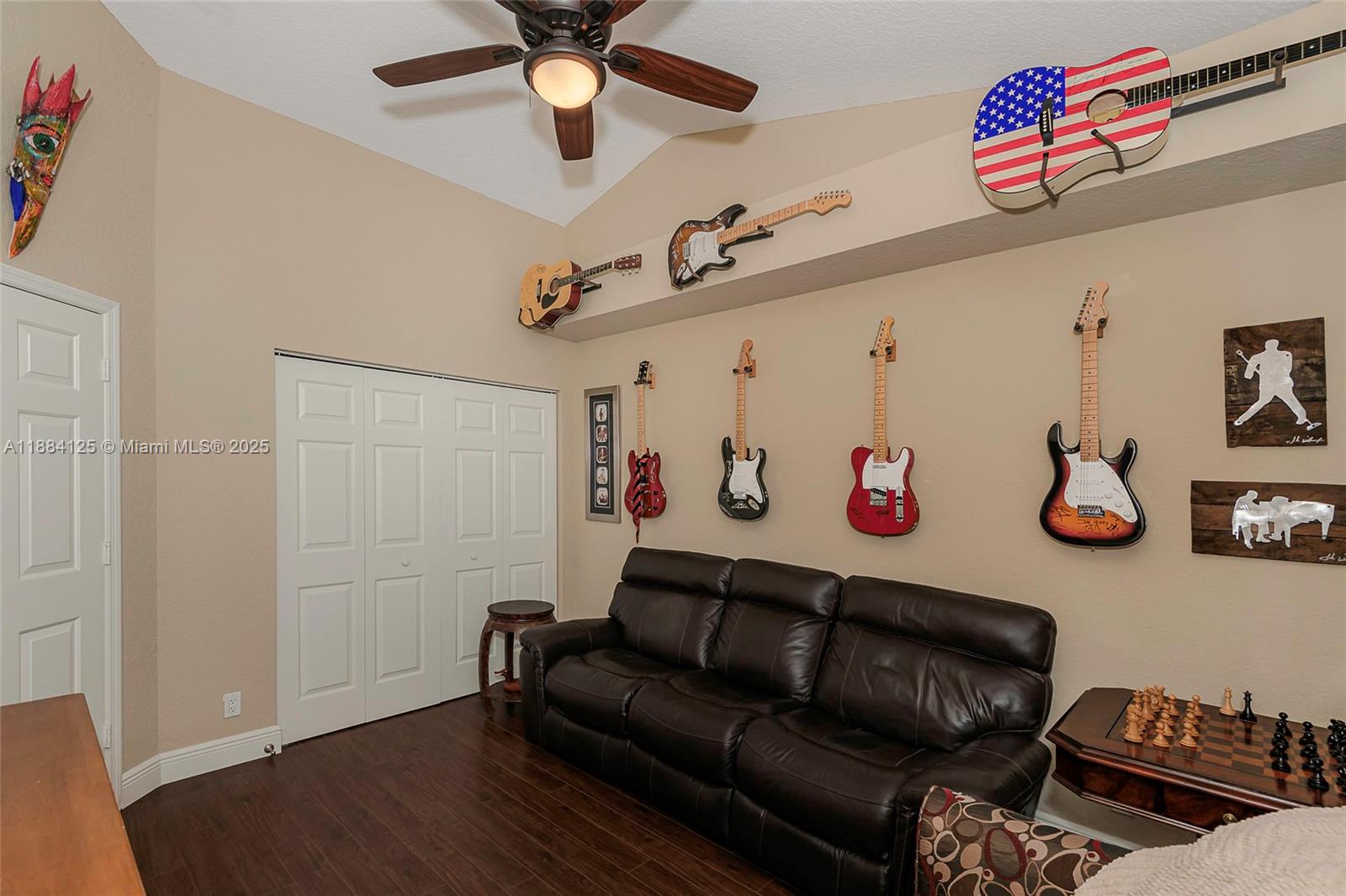 HOLLYWOOD LAKES COUNTRY C - Residential