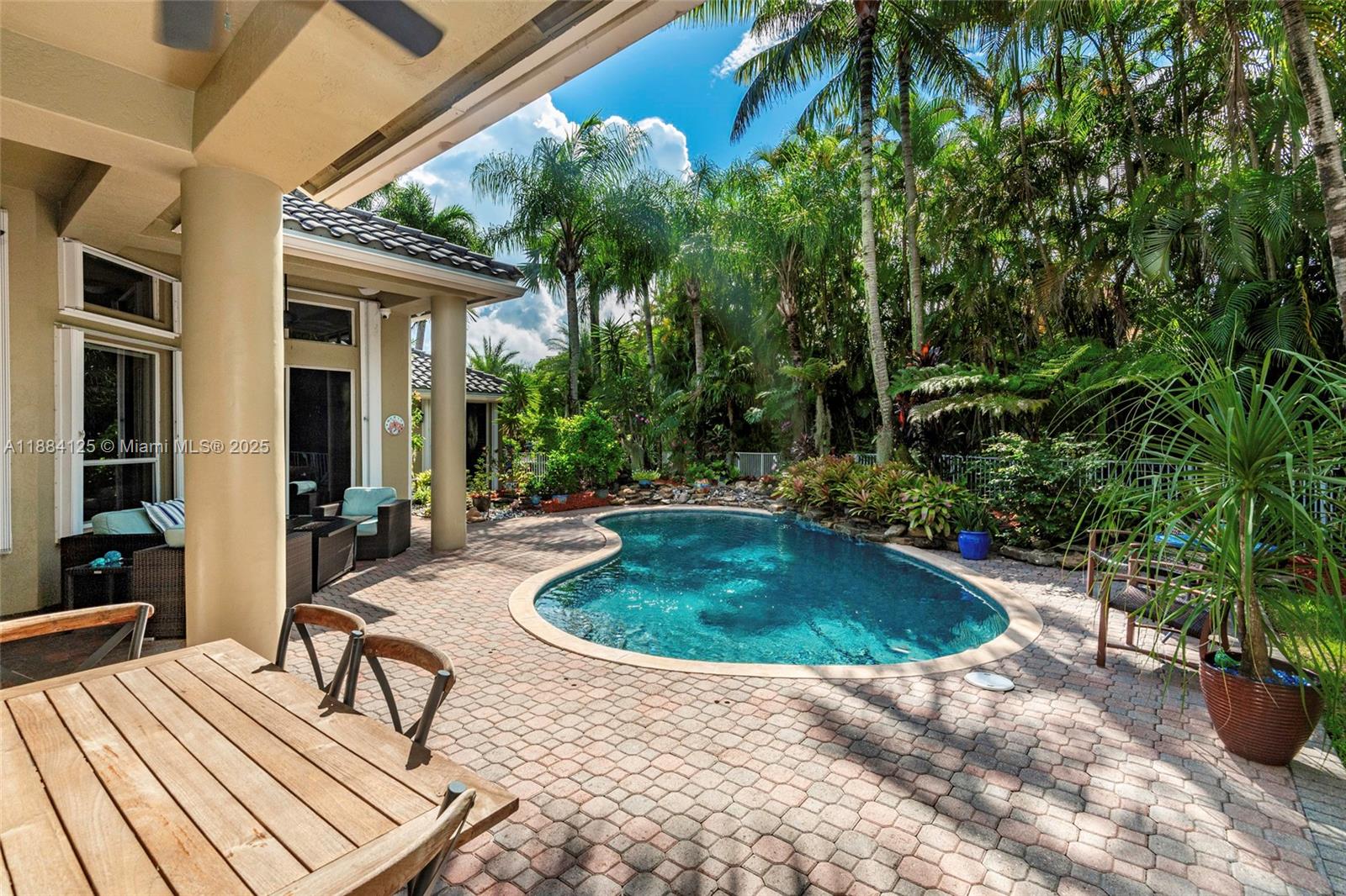 HOLLYWOOD LAKES COUNTRY C - Residential