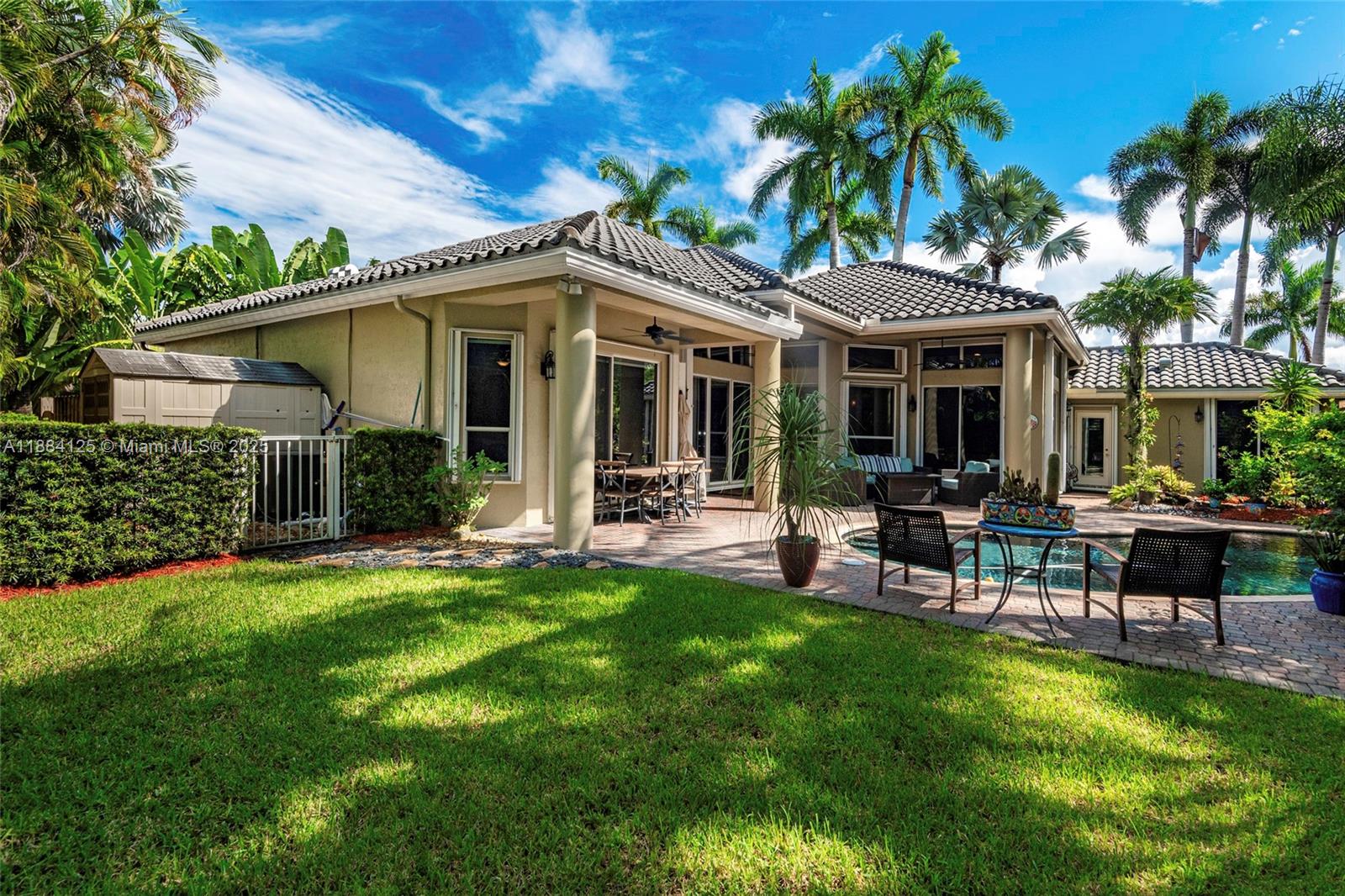 HOLLYWOOD LAKES COUNTRY C - Residential