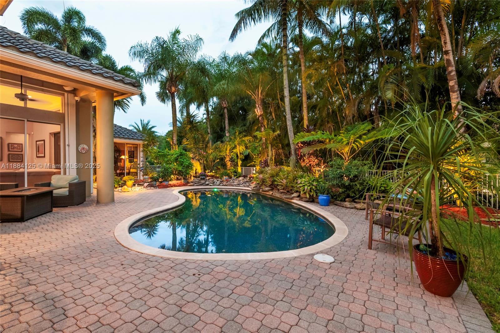 HOLLYWOOD LAKES COUNTRY C - Residential