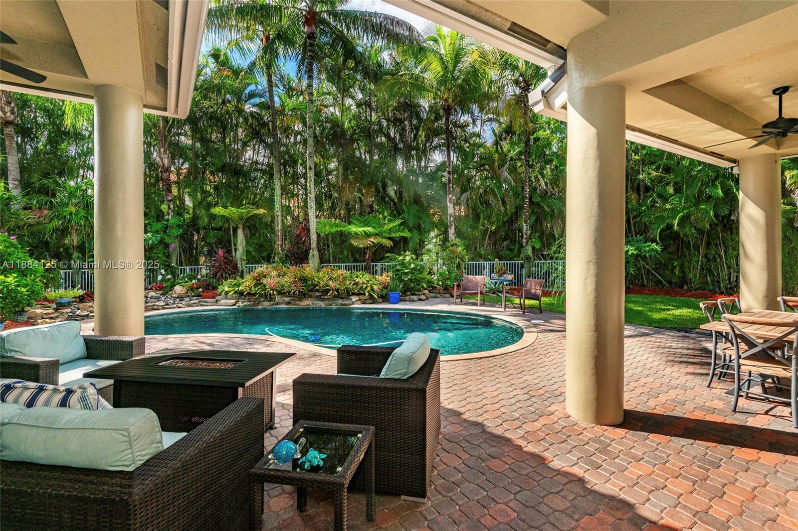 HOLLYWOOD LAKES COUNTRY C - Residential