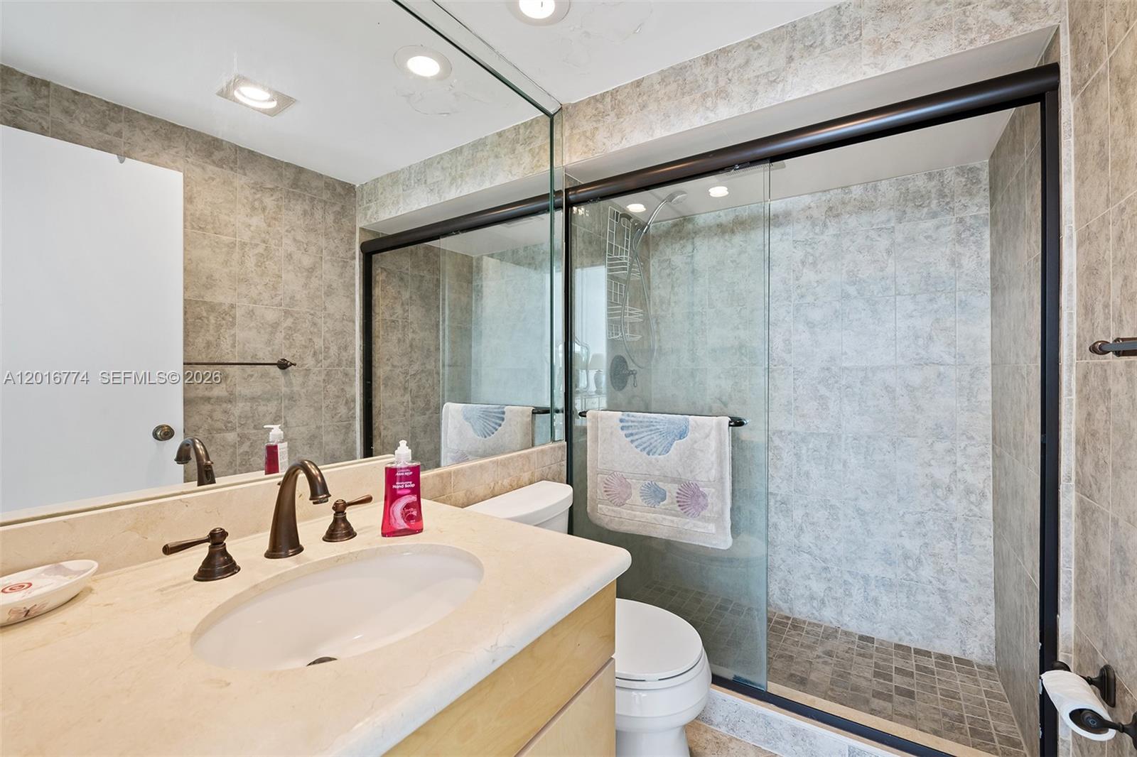 HOLLYWOOD TOWERS CONDO - Residential Lease