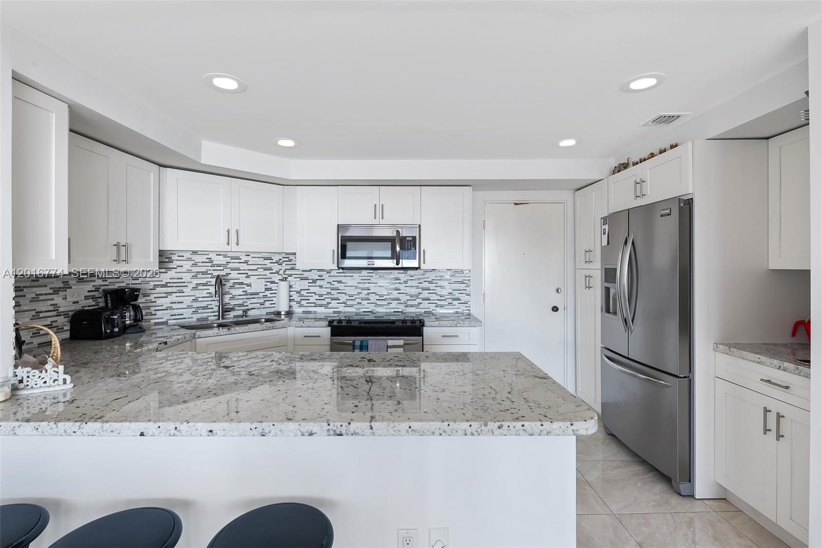 HOLLYWOOD TOWERS CONDO - Residential Lease