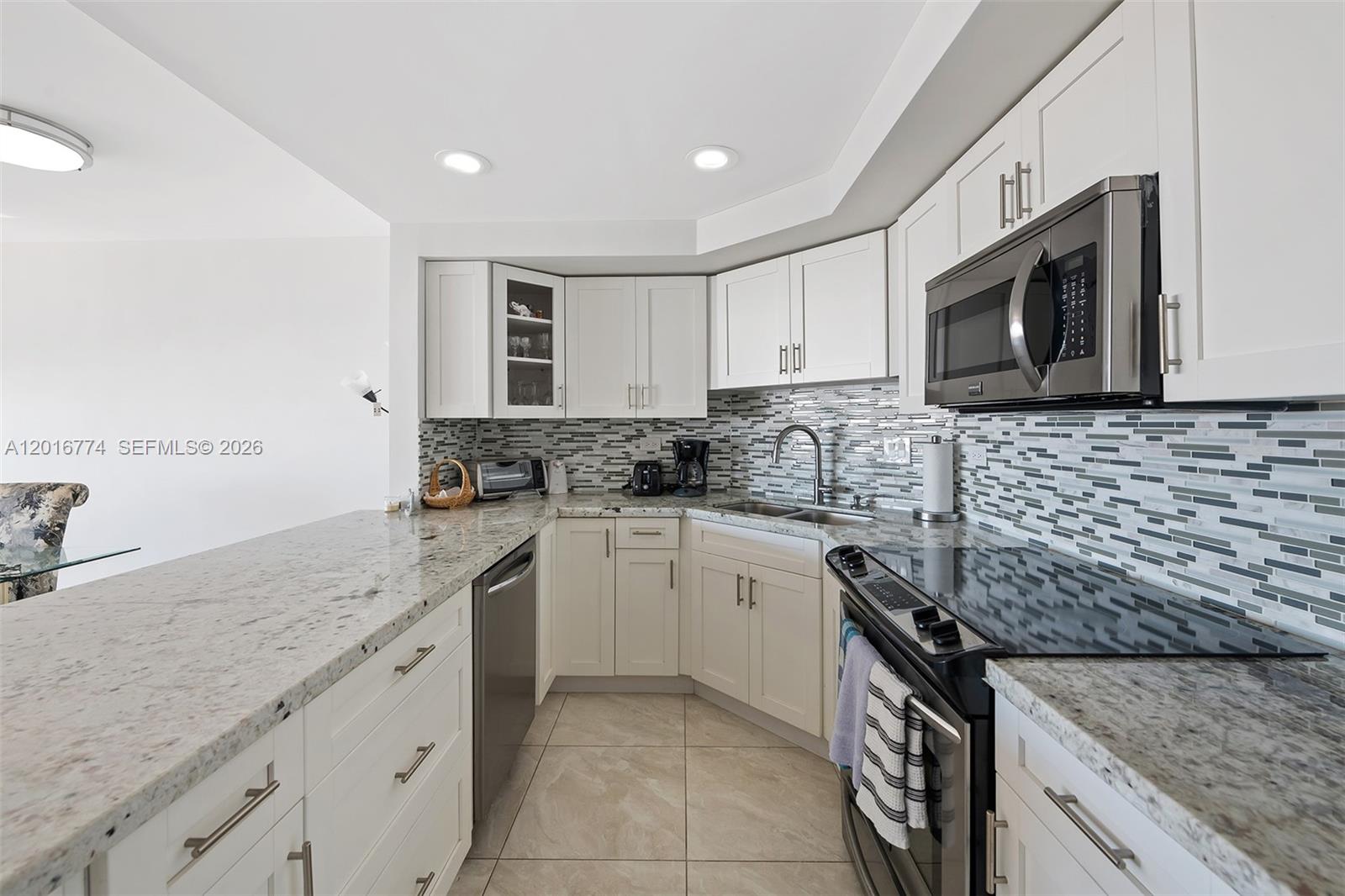 HOLLYWOOD TOWERS CONDO - Residential Lease