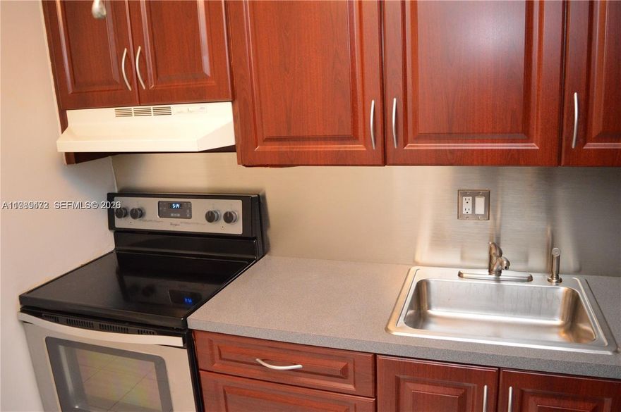 LOCATION, LOCATION!!! AMAZING 1 BEDRM, 1 BATH, STAINLESS STYLE APPLIANCES, BIG WALKING CLOSET, NICE VINYL LAMINATED, SUPER CLEAN UNIT, PARKING SPACE ASSIGNED, COMMUNITY POOL AND CLUBHOUSE. LOCATED CLOSE TO EXPRESSWAYS, SHOPS, ENTERTAINMENT, CASINO AND MORE. WELL MAINTAINED COMMUNITY. LA VIDA ES BELLA!!!!