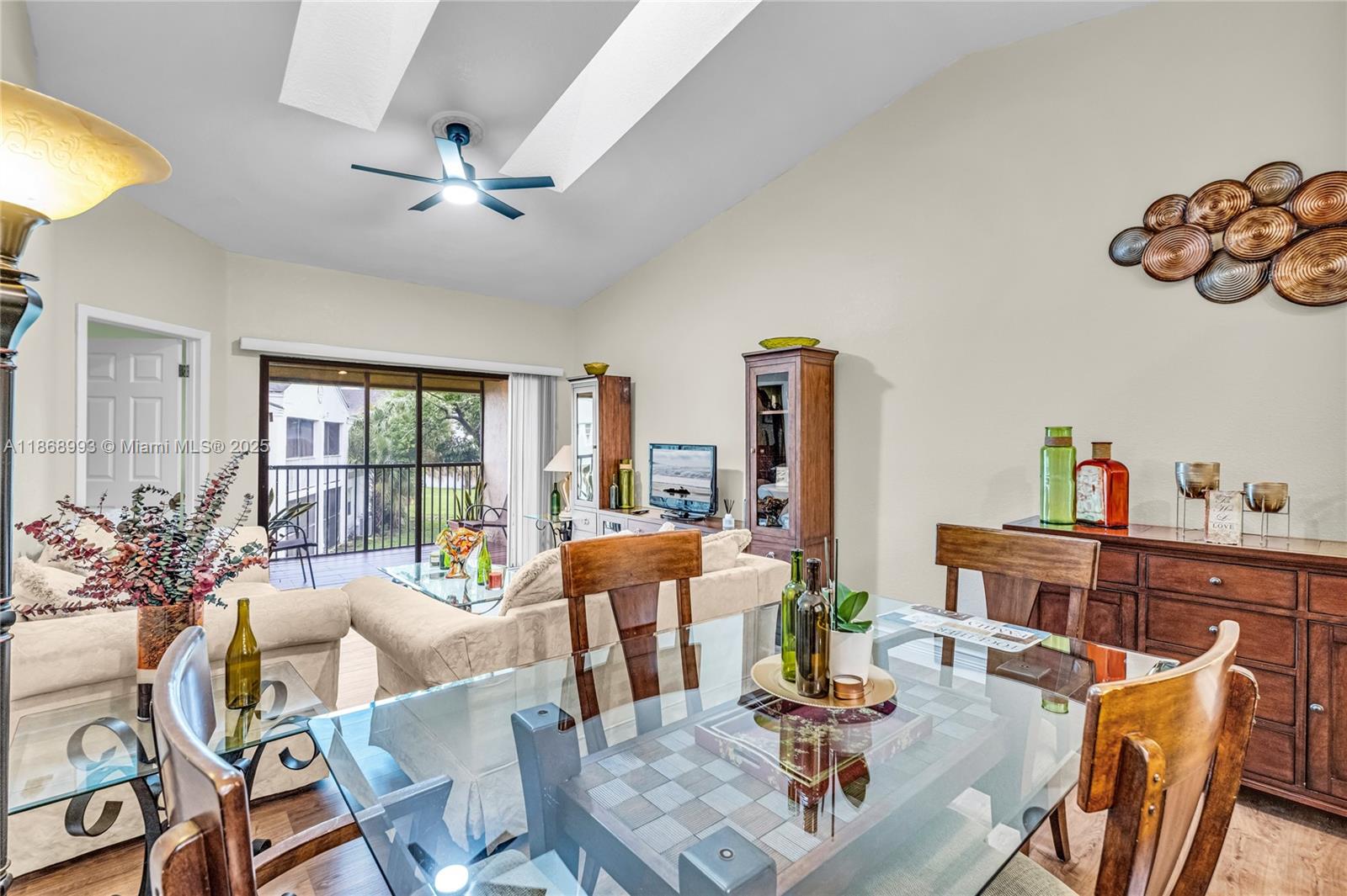 CIRCLE VILLAS (THE) CONDO - Residential