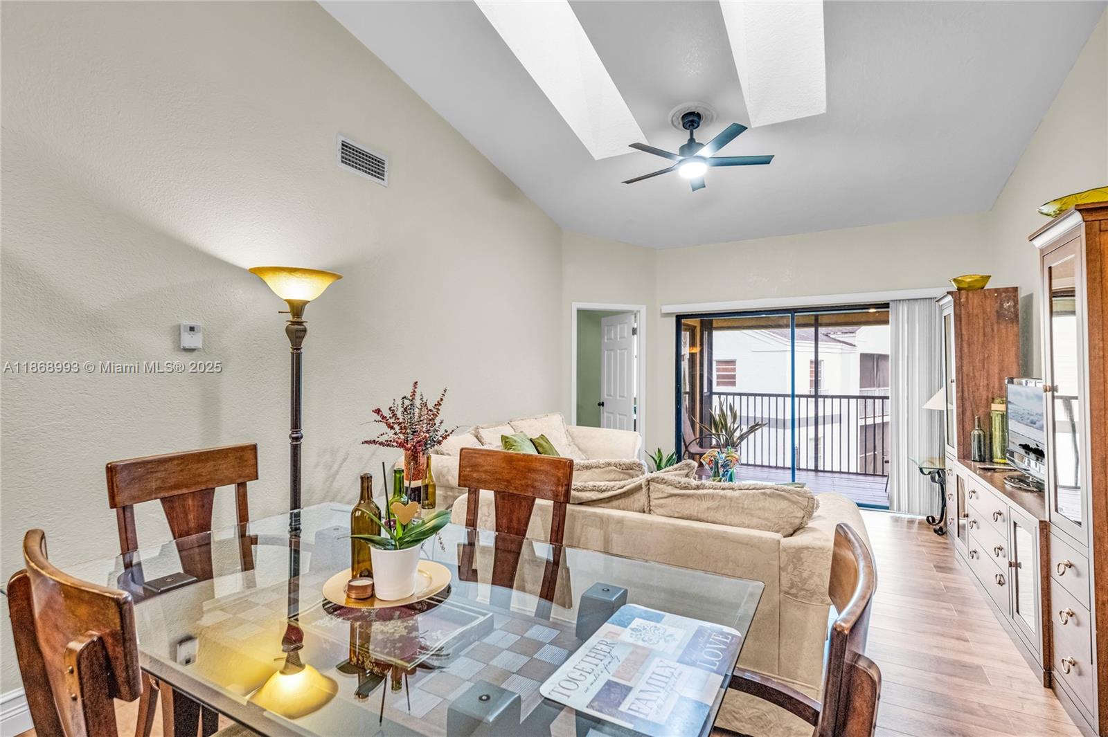 CIRCLE VILLAS (THE) CONDO - Residential