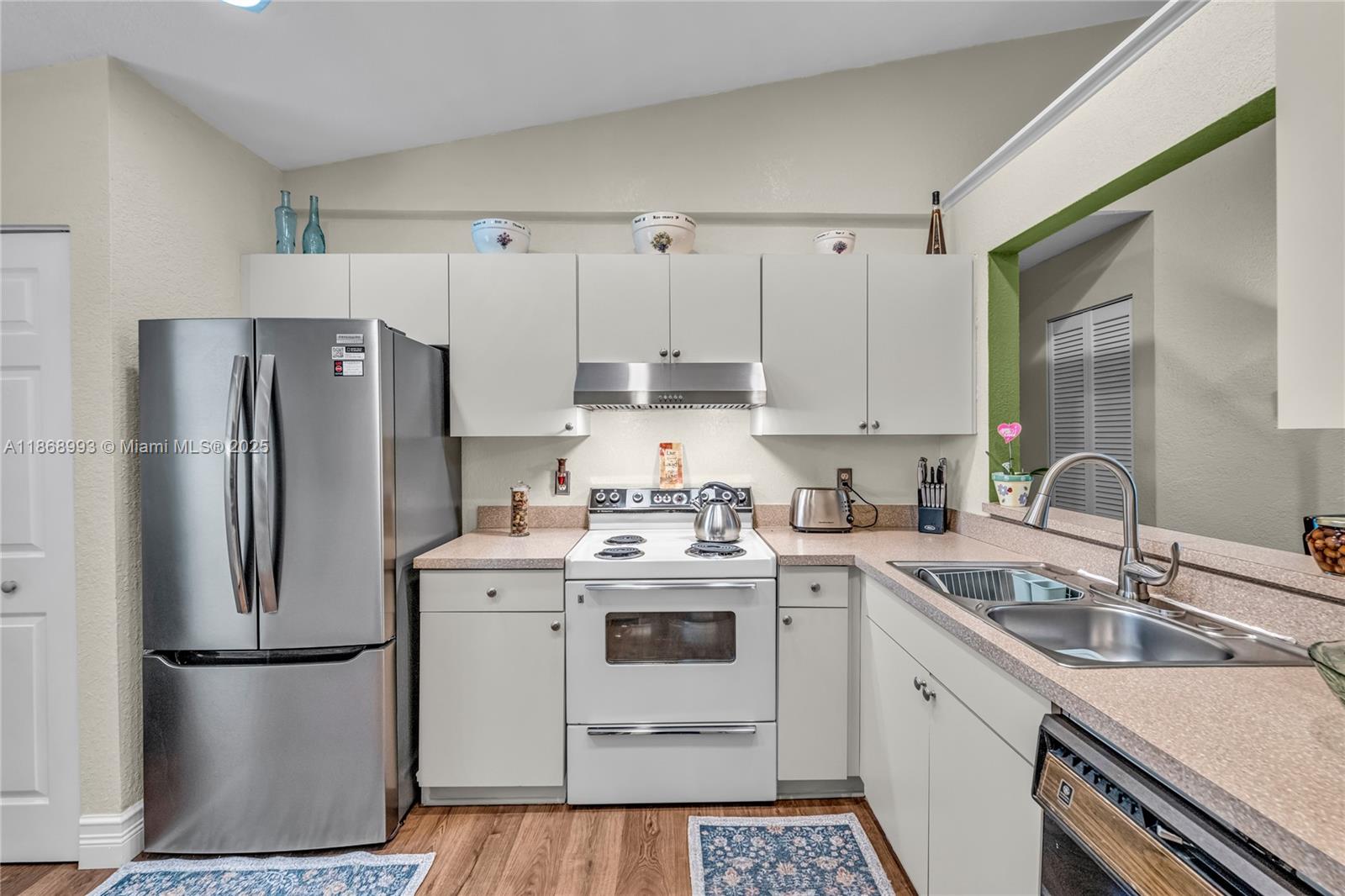 CIRCLE VILLAS (THE) CONDO - Residential