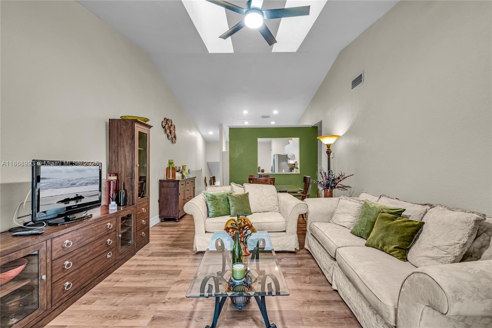 CIRCLE VILLAS (THE) CONDO - Residential