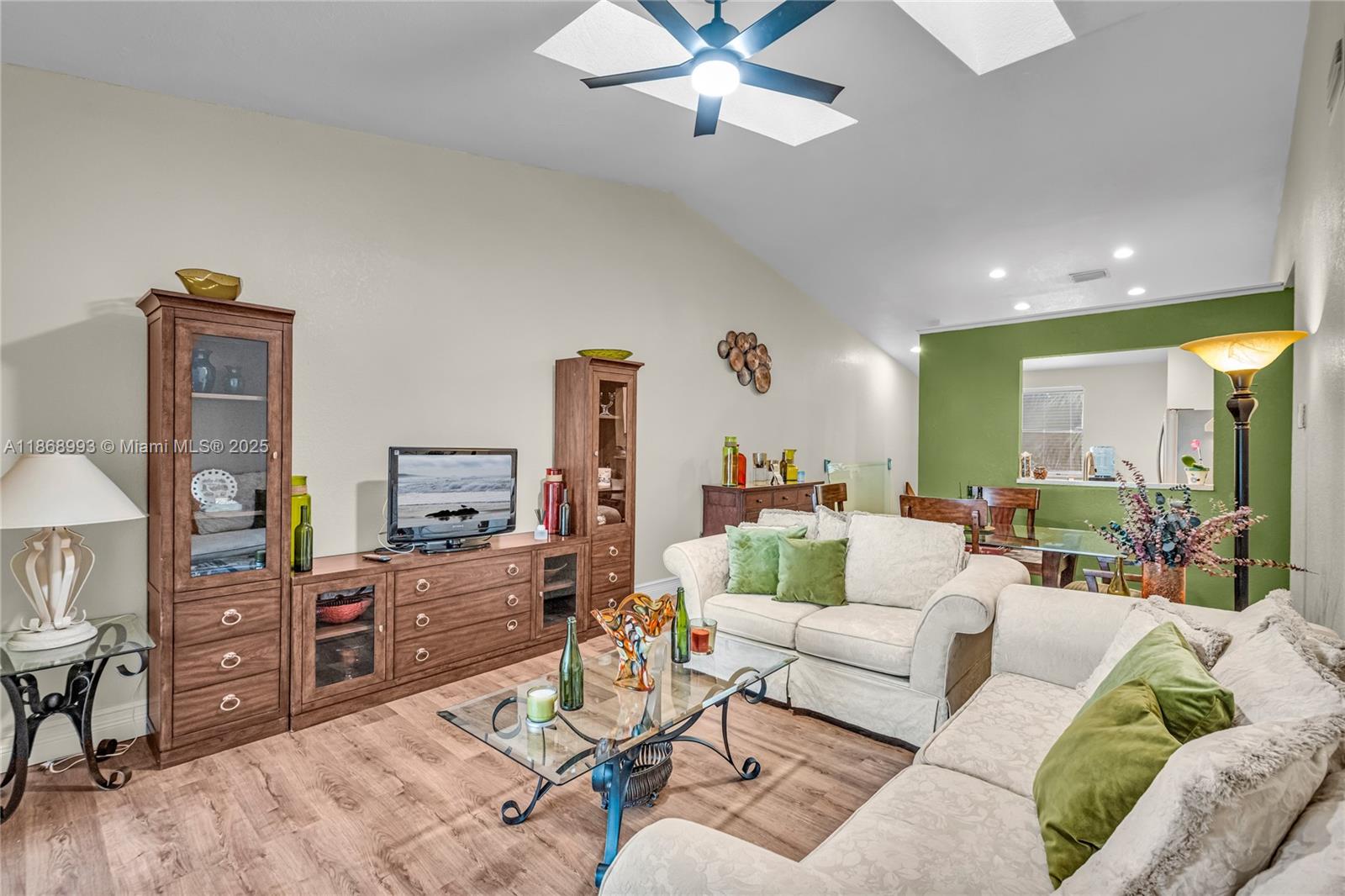 CIRCLE VILLAS (THE) CONDO - Residential