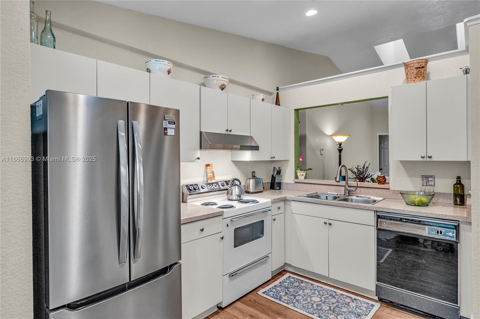 CIRCLE VILLAS (THE) CONDO - Residential