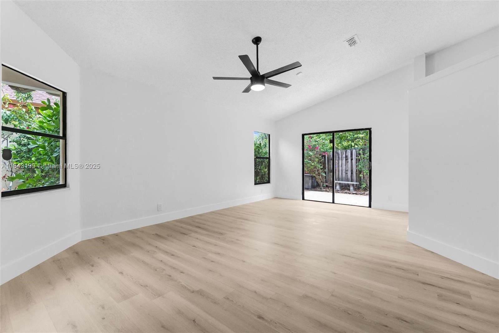 605 Laurel Way