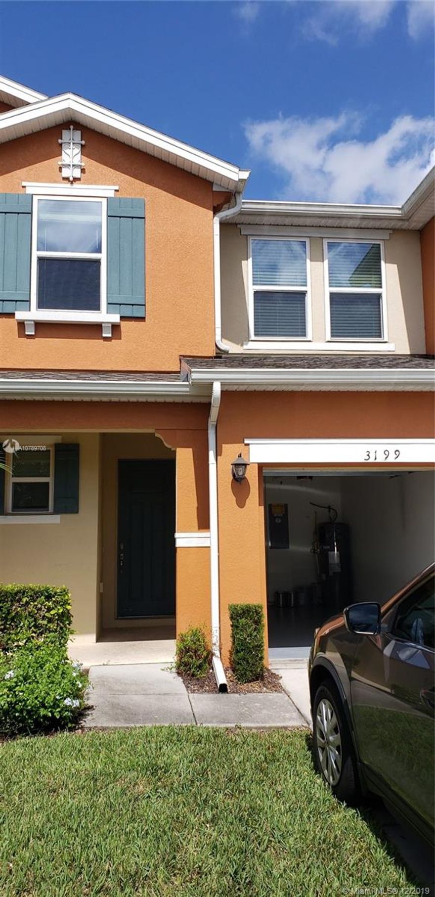 Impeccable home, town-home centrally located in kissimmee , half bathroom for guest downstairs, kitchen with granite counter top and stainless steel appliances. Peaceful community with lots of amenities. Move in ready.