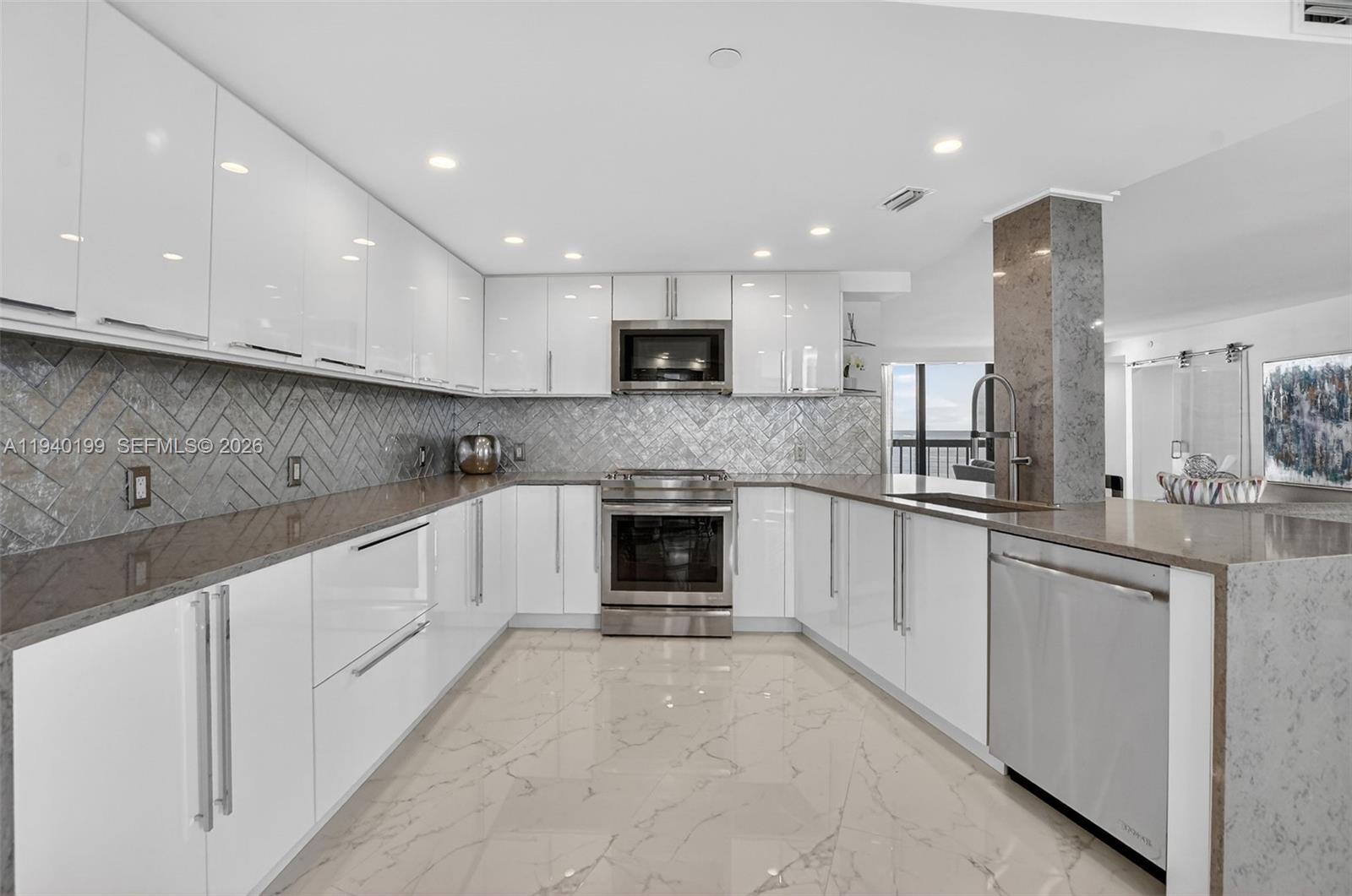 ADMIRALS WALK TOWER CONDO - Residential