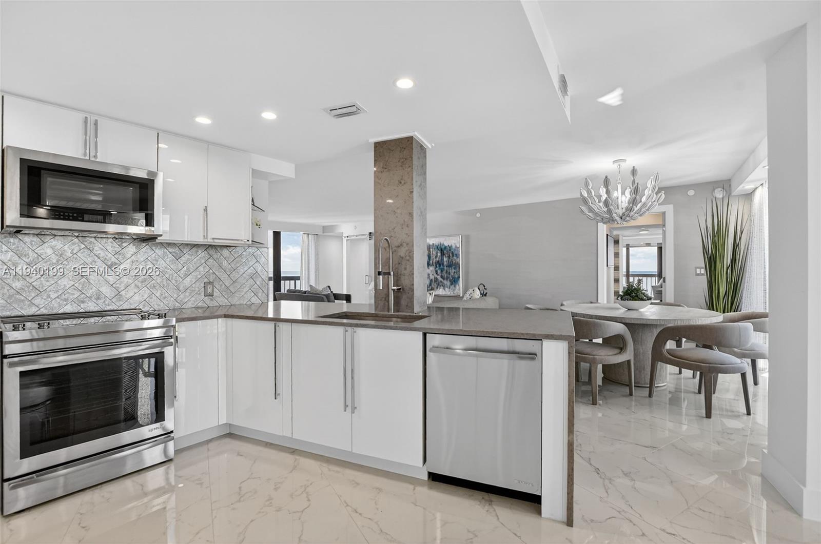 ADMIRALS WALK TOWER CONDO - Residential