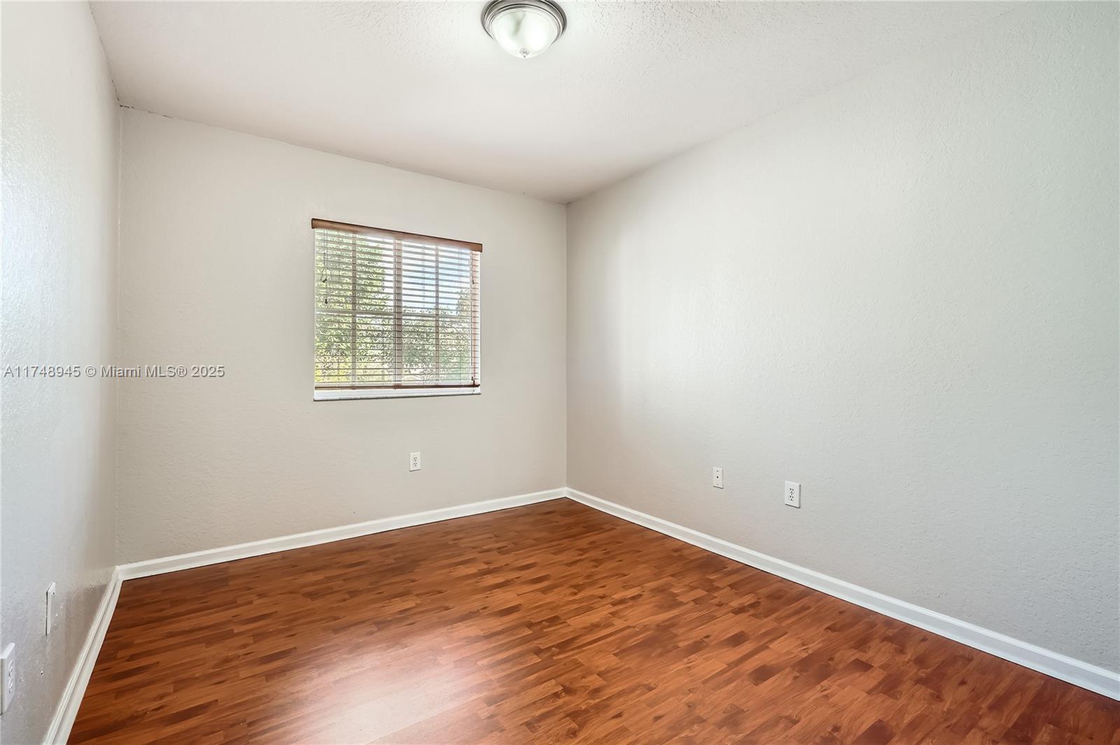 MANDARIN LAKES - Residential