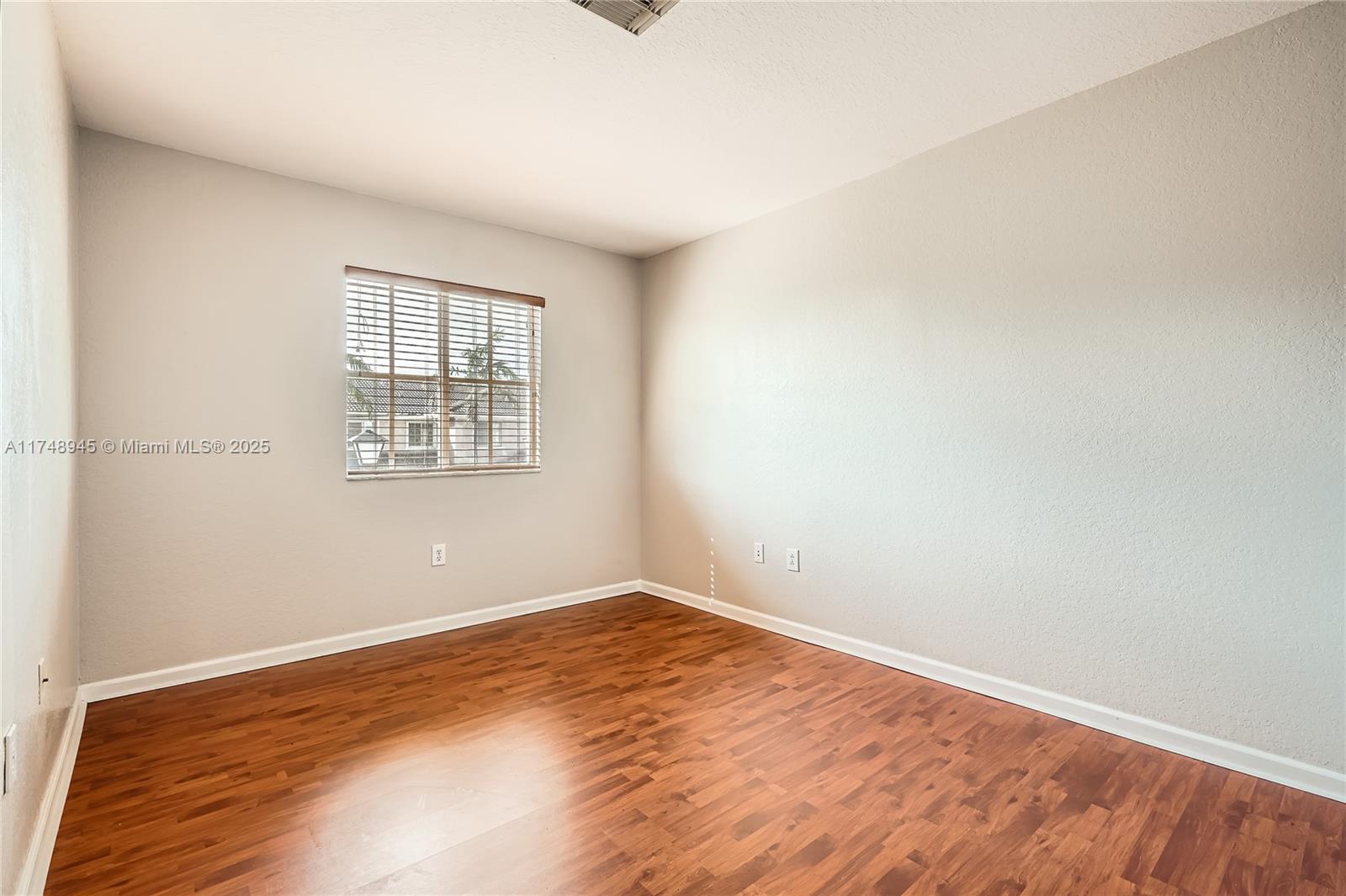 MANDARIN LAKES - Residential