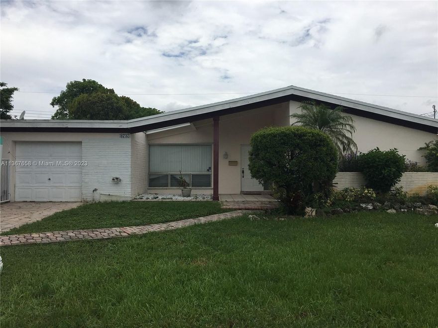 Miami Riches Real Estate presents 3bed/2bath in Miramar Isles with pool. Italian kitchen cabinets with granite countertops and stainless steel appliances (2 refrigerators). Kitchen and living room overlooking pool. Pool maintenance included in rent. Available now!