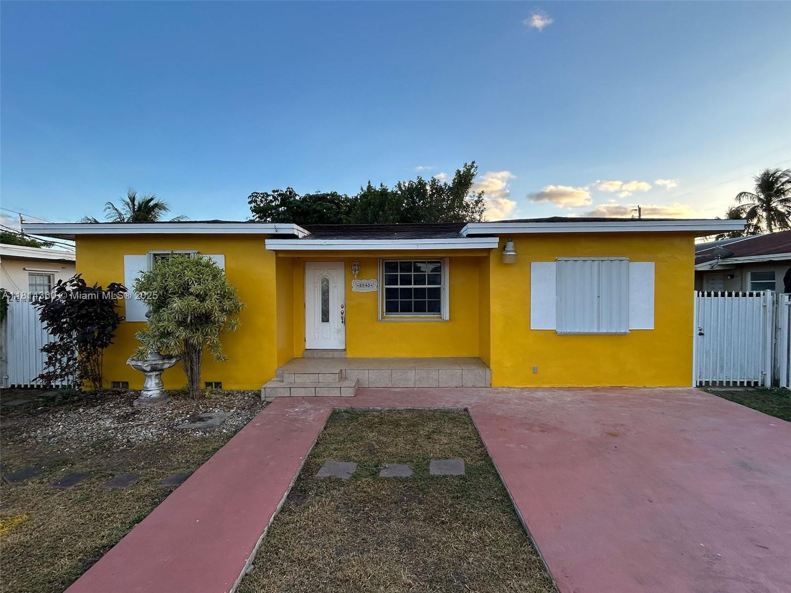 8840 Sw 38th St, Miami, Broward County, Florida - 3 Bedrooms  
2 Bathrooms - 