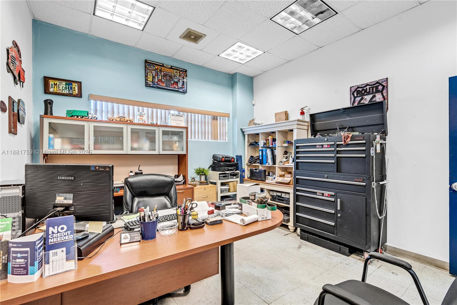 Main image without alt text