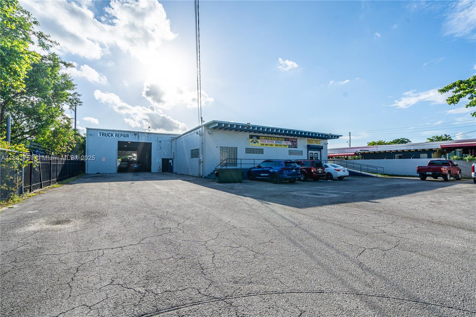 Main image without alt text