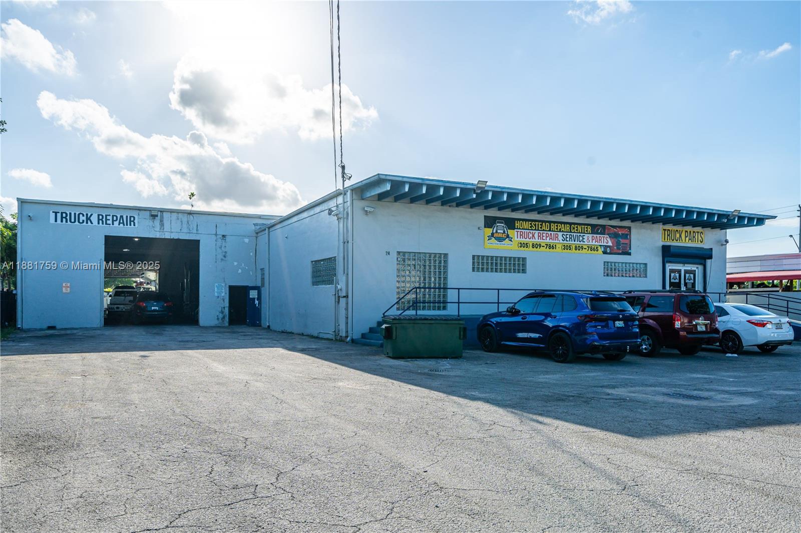 Main image without alt text