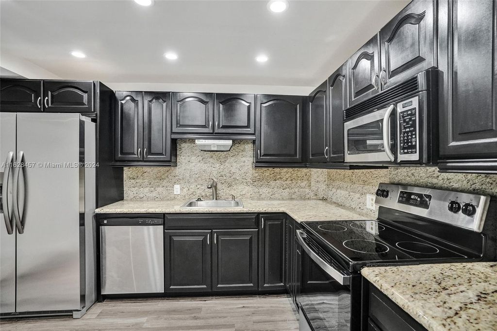 Photo of 4200 Hillcrest Dr #315, Hollywood, FL 33021 (MLS # A11628457)