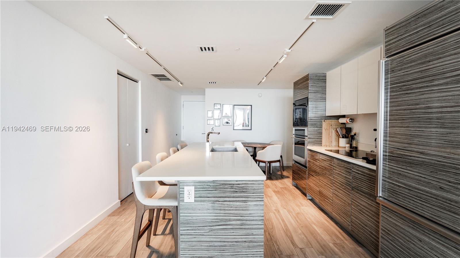 ICON BAY CONDO - Residential