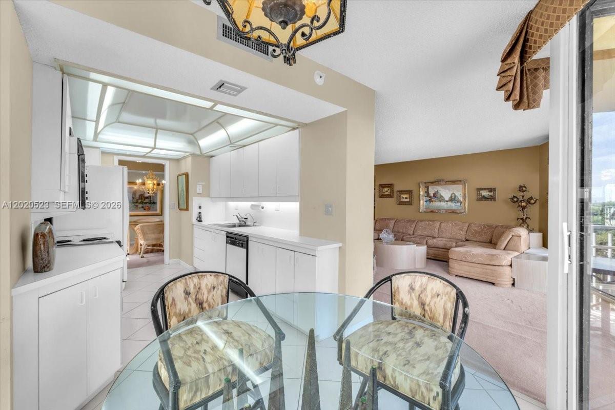 TOWERS OF QUAYSIDE CONDO - Residential