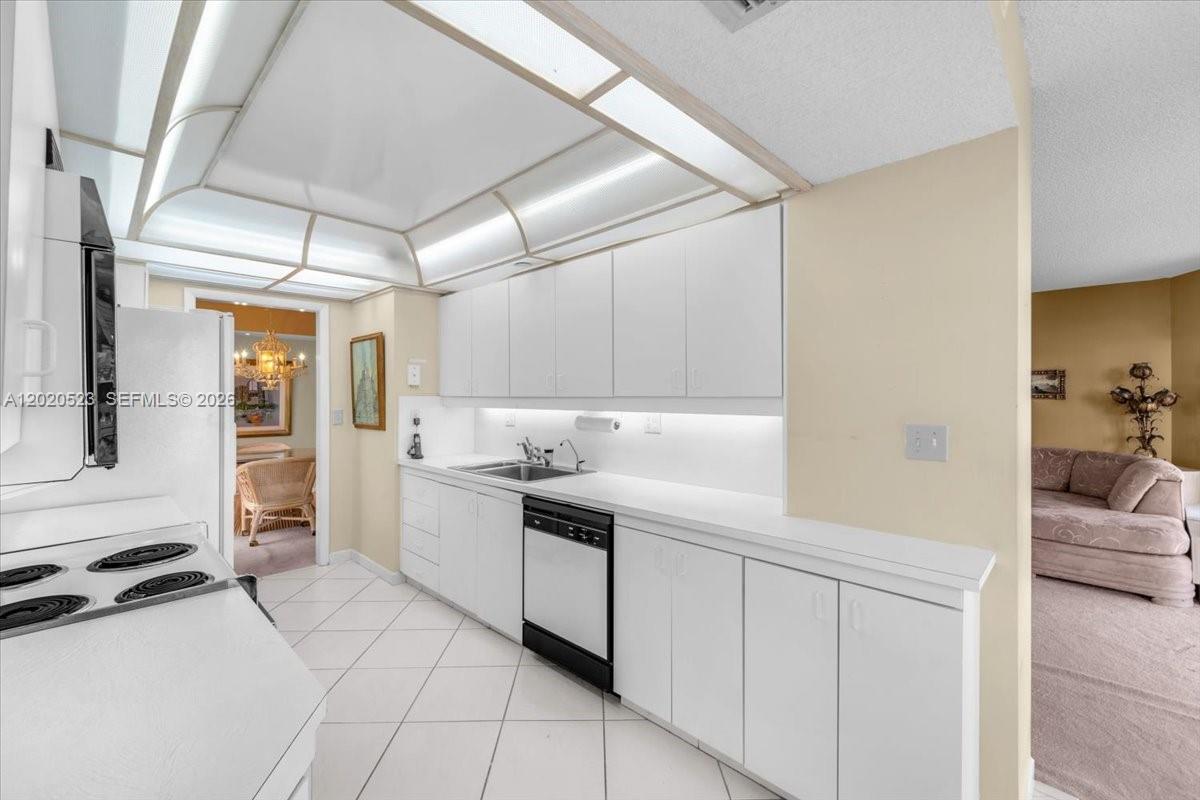 TOWERS OF QUAYSIDE CONDO - Residential