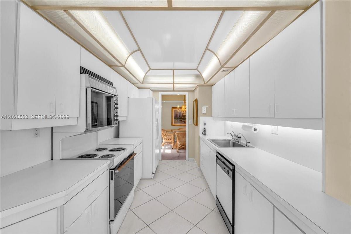 TOWERS OF QUAYSIDE CONDO - Residential