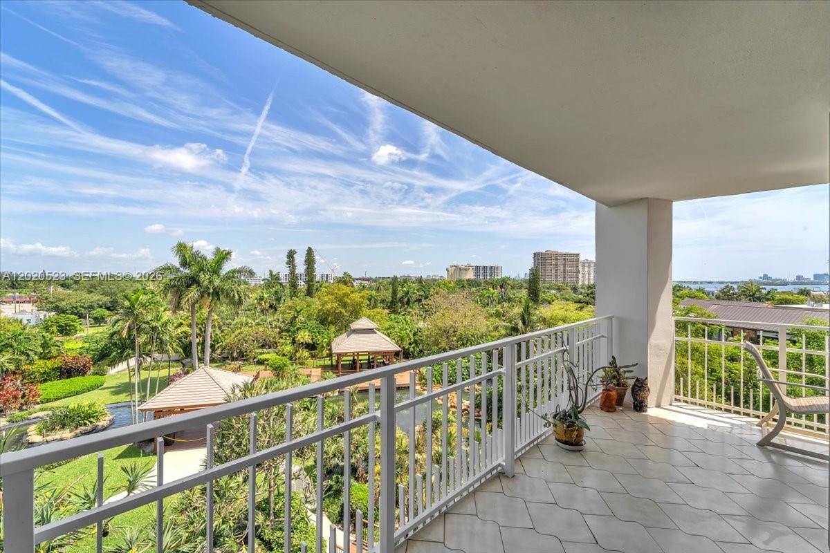 TOWERS OF QUAYSIDE CONDO - Residential