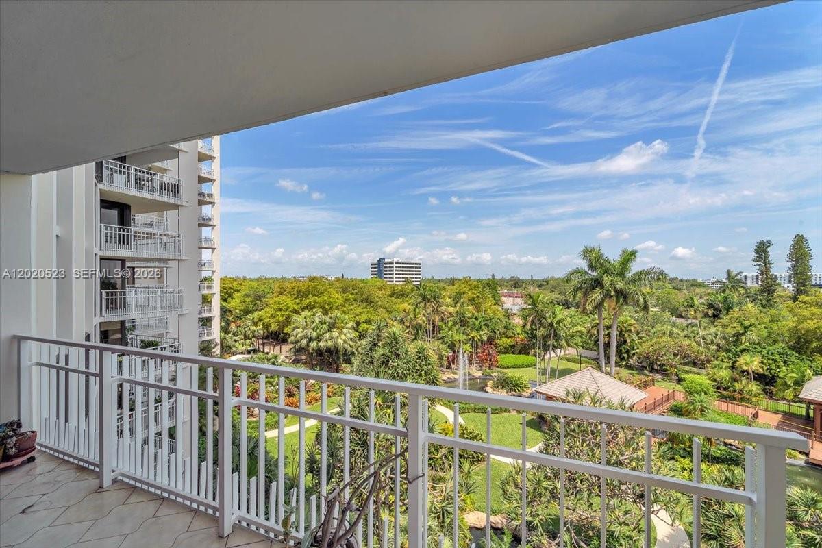 TOWERS OF QUAYSIDE CONDO - Residential