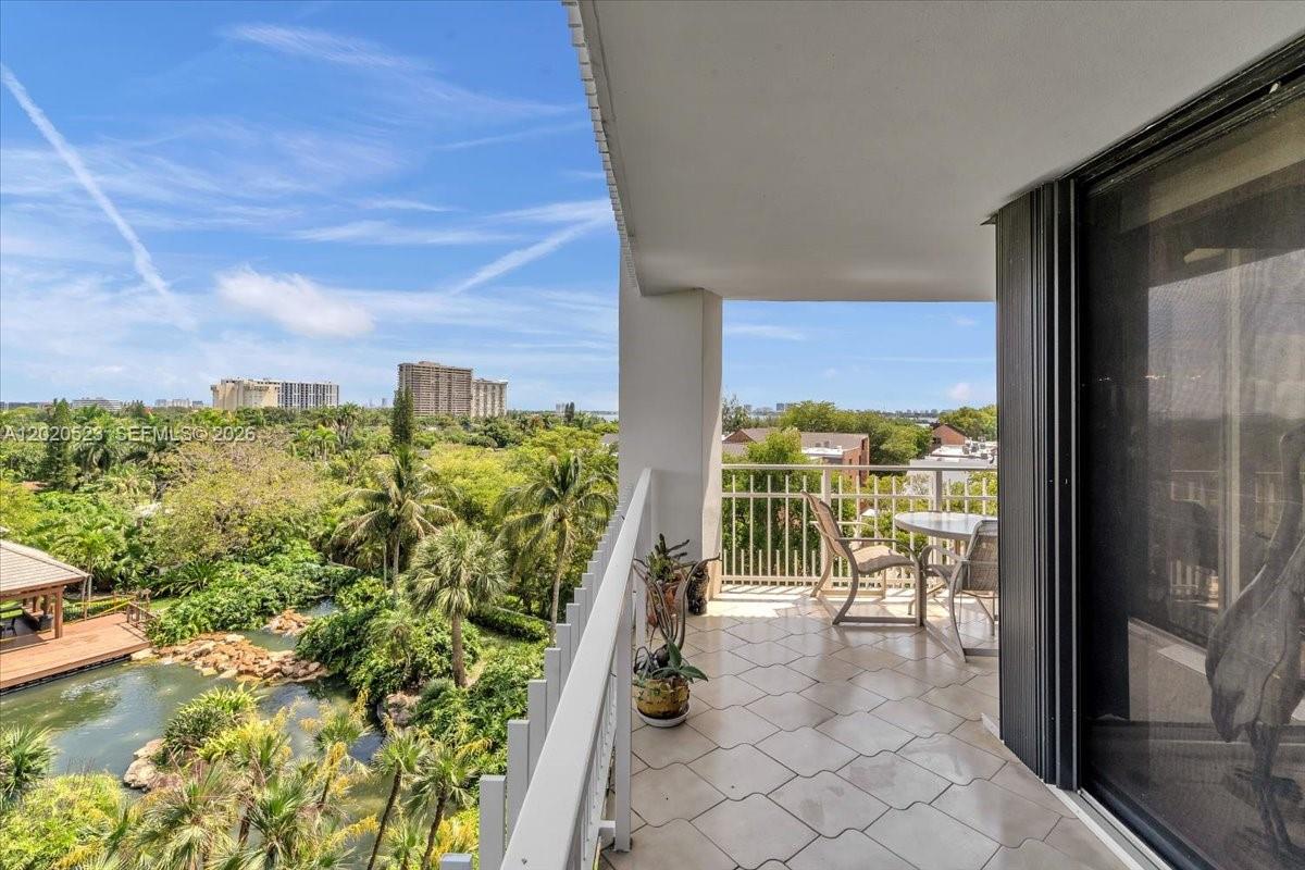 TOWERS OF QUAYSIDE CONDO - Residential